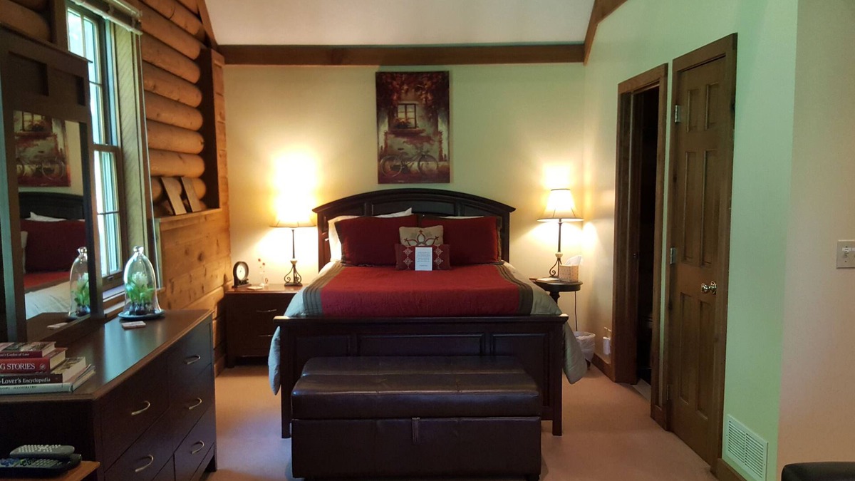 Fredericktown Cabin | The Serenity Suite is a private cabin suite at Heartland Country Resort & Lodge