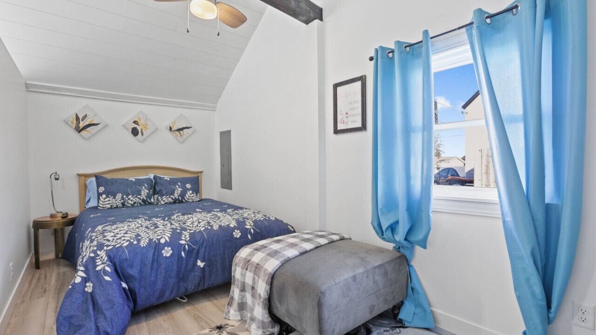 Buckeye Lake House | The Shack: 4 minute walk to Crane Lake Beach