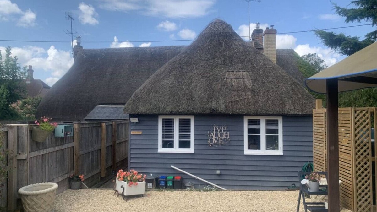 Collingbourne Ducis House | The Shack - Thatched Self Contained Annex