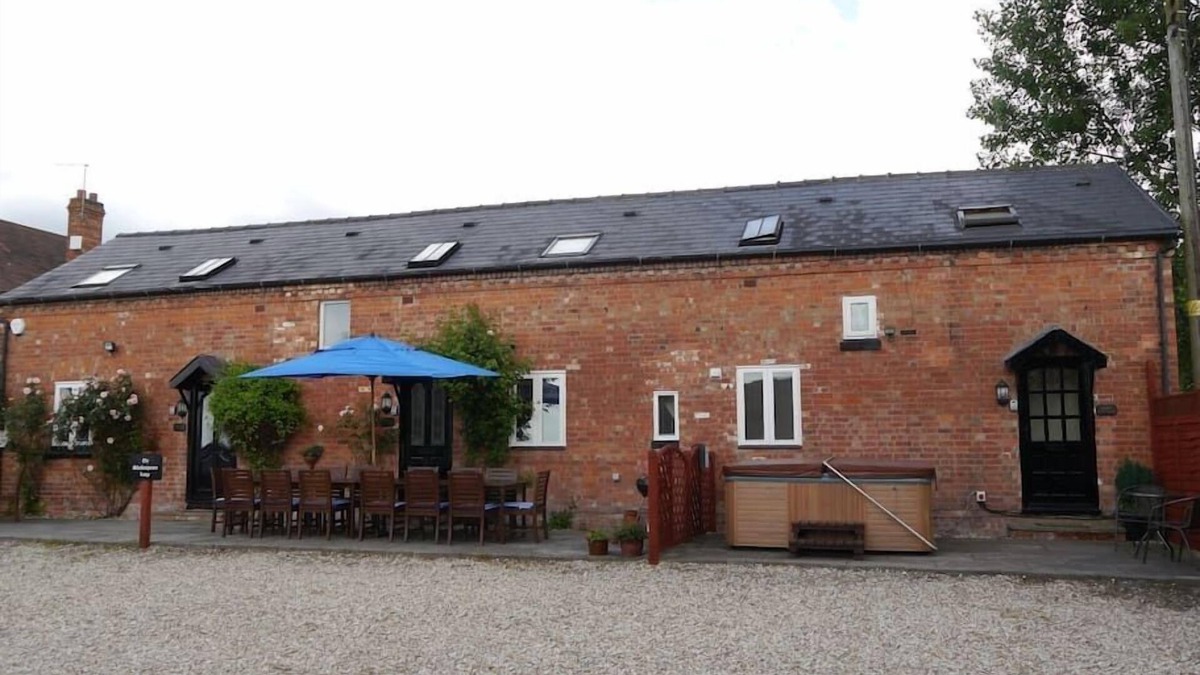 Saintbury Other | The Shakespeare Lodge - Sleeps up to 12 - Large HOT TUB
