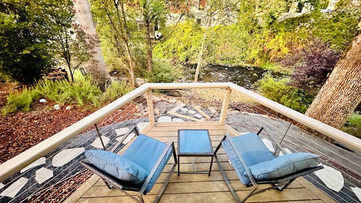 Silverton Cottage | The Shamrock Creekside Cottage- ONE BLOCK FROM DOWNTOWN & on the CREEK!