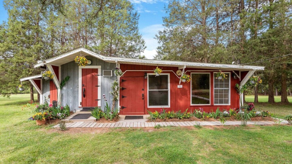 Kipling House | "The Shed on Jackson" King Bed