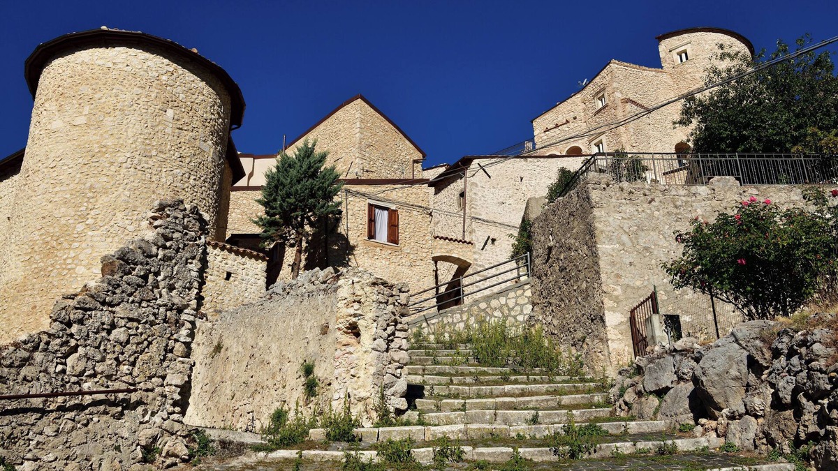 Castel del Monte House | The shelter between the two towers - House in the historic center in the Gran Sasso Park