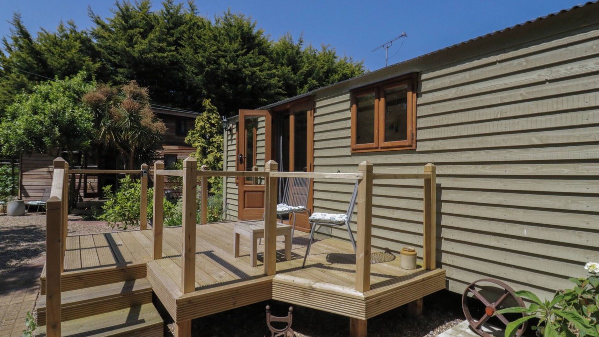 Kessingland Cottage | THE SHEPHERD'S HUT, pet friendly, with a garden in Kessingland