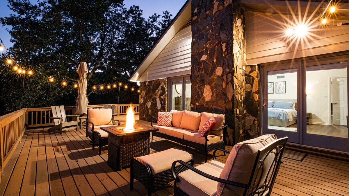 Griffin House | The Shepherd's Lodge at Addis Acres/4BR/3BA/newly renovated/pond/firepit/deck