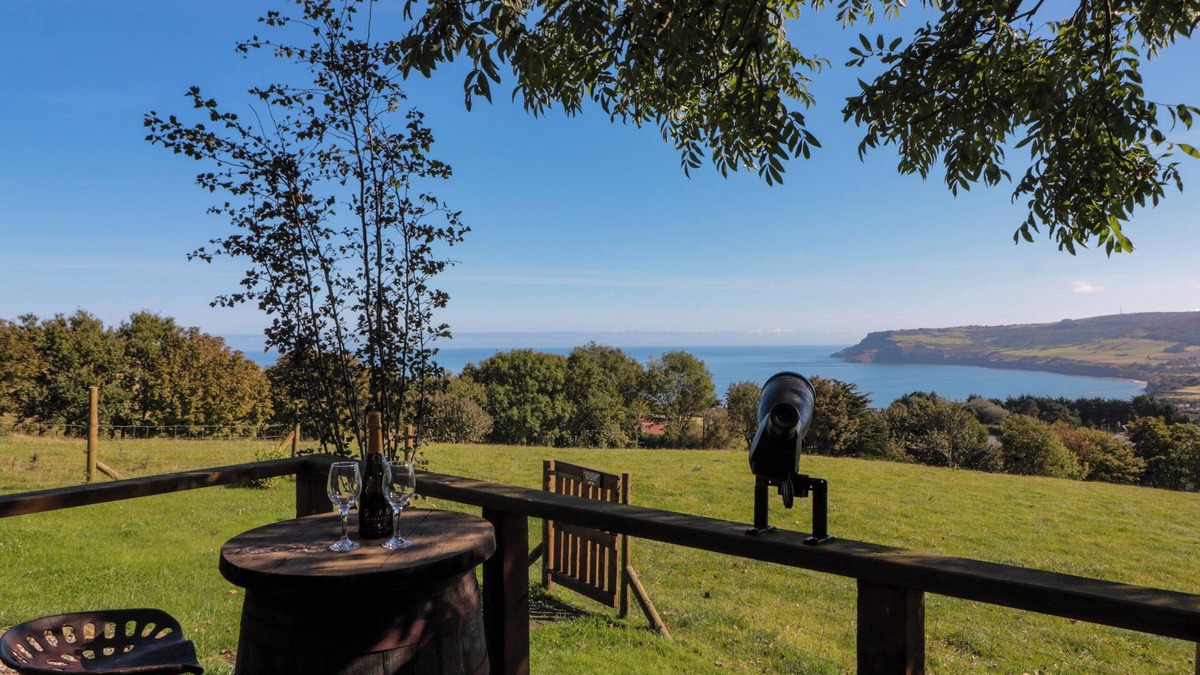 Robin Hood's Bay Cottage | THE SHEPHERD'S REST, romantic, with a garden in Robin Hood’s Bay