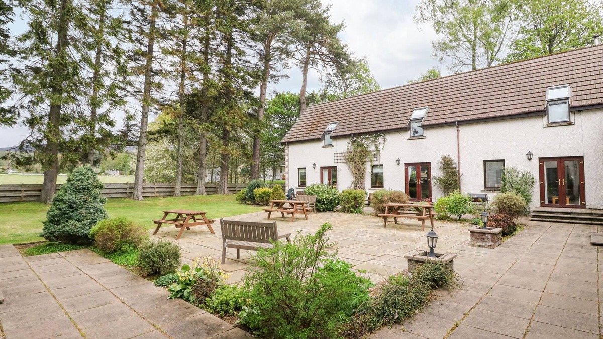 Newtonmore Cottage | THE SHIELING, family friendly, with a garden in Newtonmore