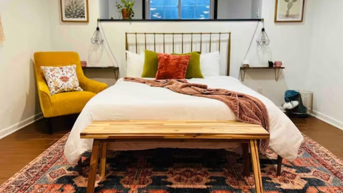 Dundee-Happy Hollow Historic District Apartment | The Ship House Apartment in Historic Dundee Omaha