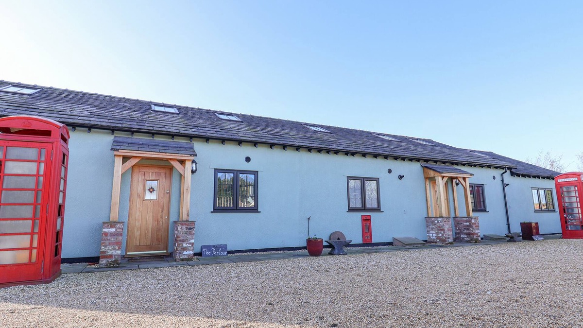 Hapsford Cottage | THE SHIPPON, family friendly, with hot tub in Helsby