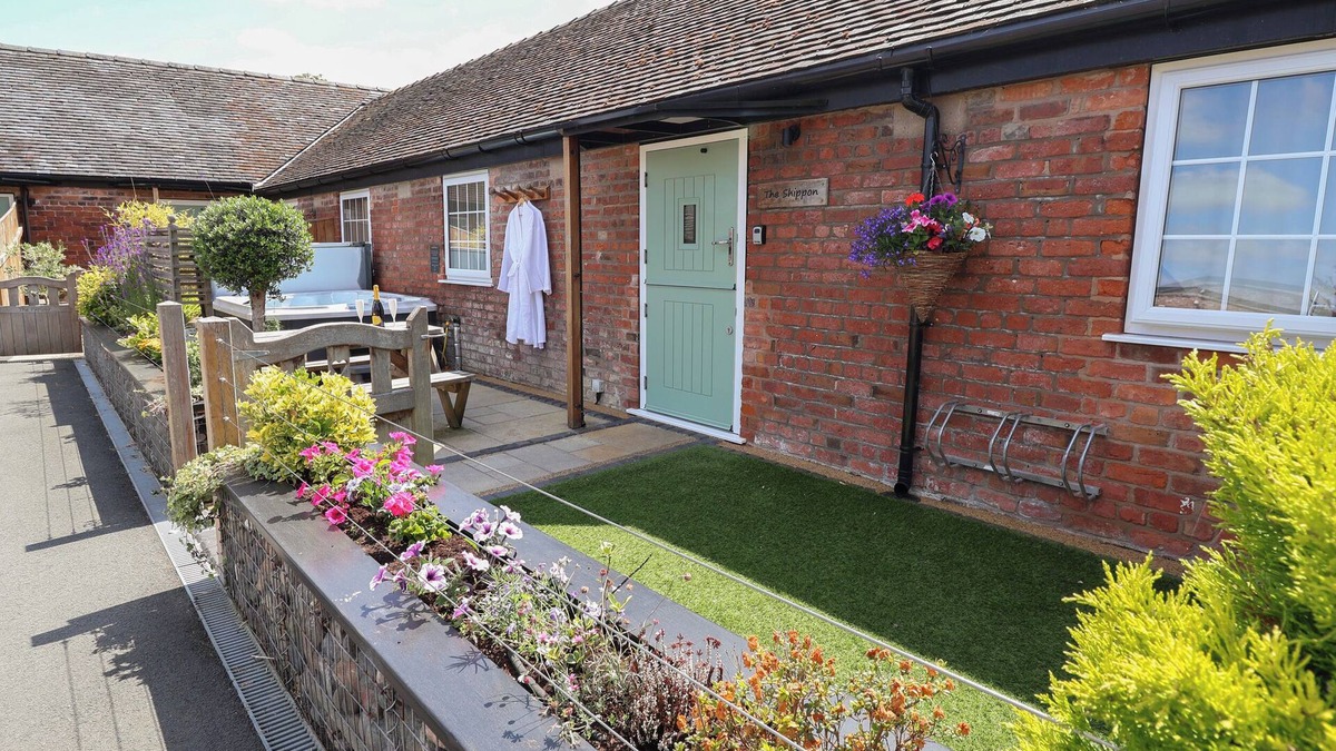 Wimbolds Trafford Cottage | THE SHIPPON, family friendly, character holiday cottage in Chester