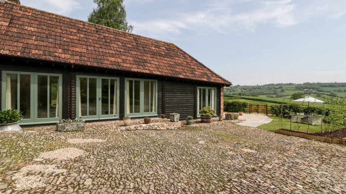 Honiton Cottage | THE SHIPPON, romantic, with hot tub in Honiton