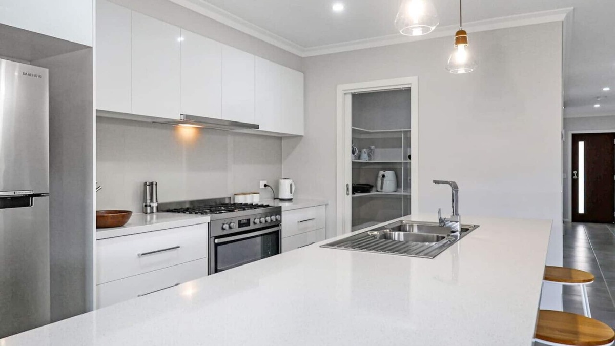 Curlewis House | The Shore- Modern family getaway, aircon, beaches