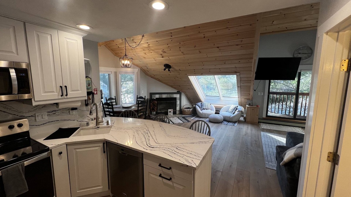 West Dover Condo | The Shred Chalet, Walk to Lifts and Ski-in!