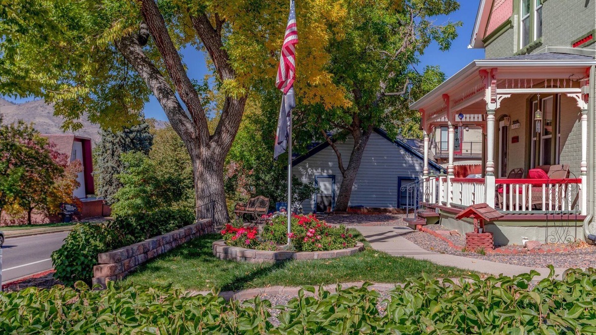 Golden Bed & Breakfast | The Silk Pincushion - Easy access to downhill skiing