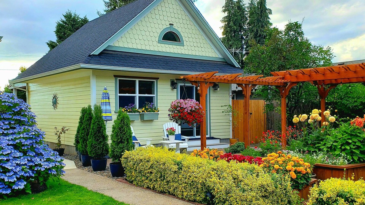 Silverton House | The Silverton Cottage- A garden retreat