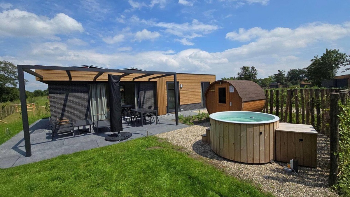 Kotten House | The six-person holiday villa Amalia with a private sauna and hot tub has a spacious living room, open kitchen, three bedrooms and a spacious patio.