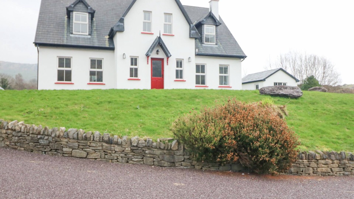 Ardnatrush Cottage | THE SKATING ROCK, family friendly in Kenmare, County Kerry