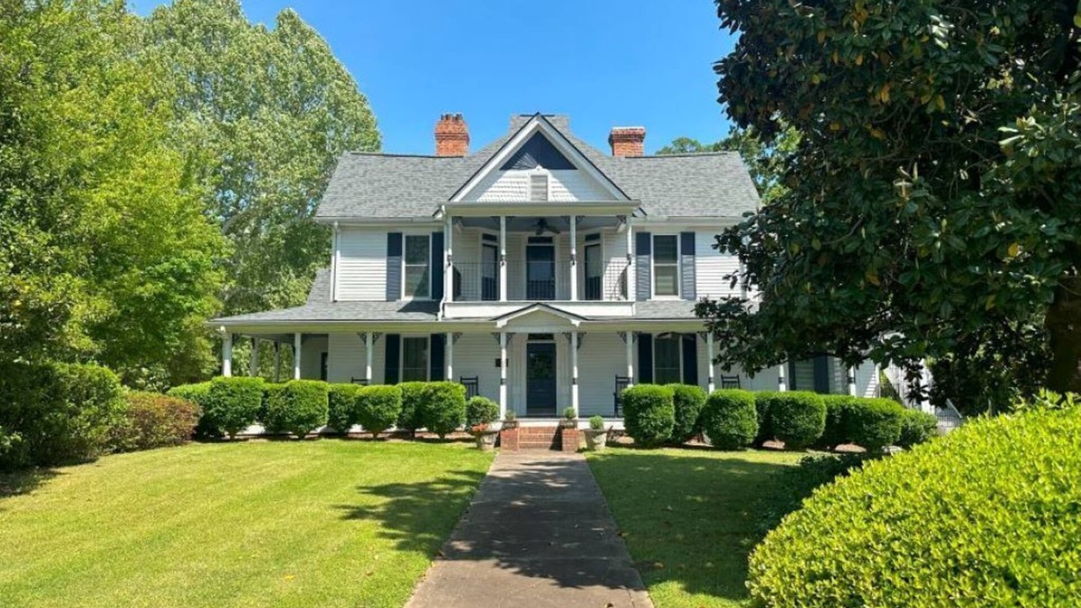 Hartwell House | The Skelton House: spacious 8-bedroom house in charming Downtown Hartwell
