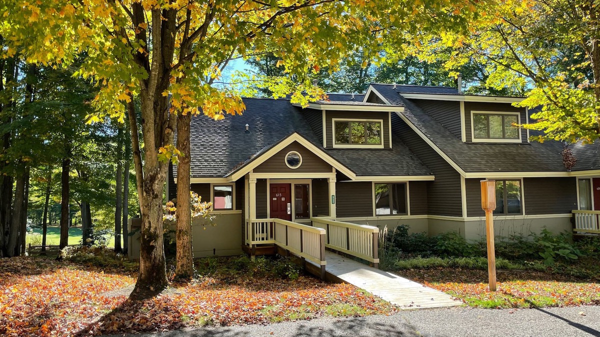 Thompsonville Condo | The Ski & Tee - 5 bdrm condo on 18th fairway & steps from ski trail