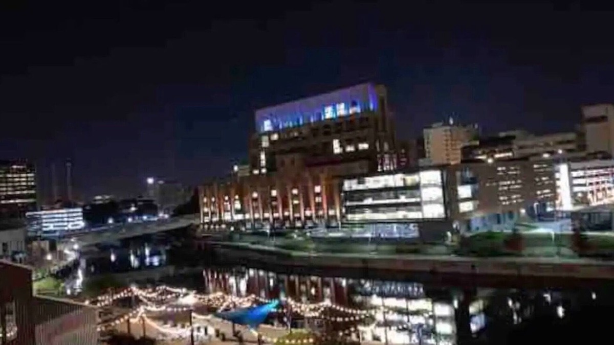 Lansing Apartment | The Skyline Penthouse : Downtown ( Luxury )