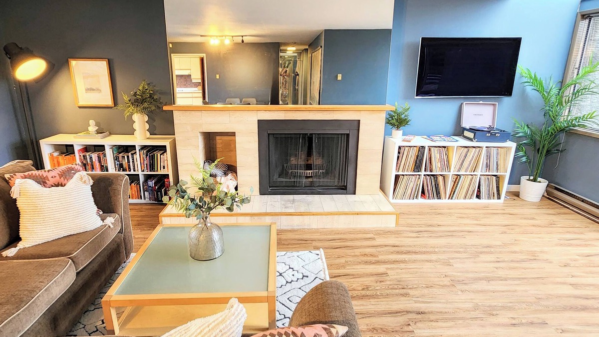 Fairview Condo | The Skyline Suite l S. Granville w patio & parking
