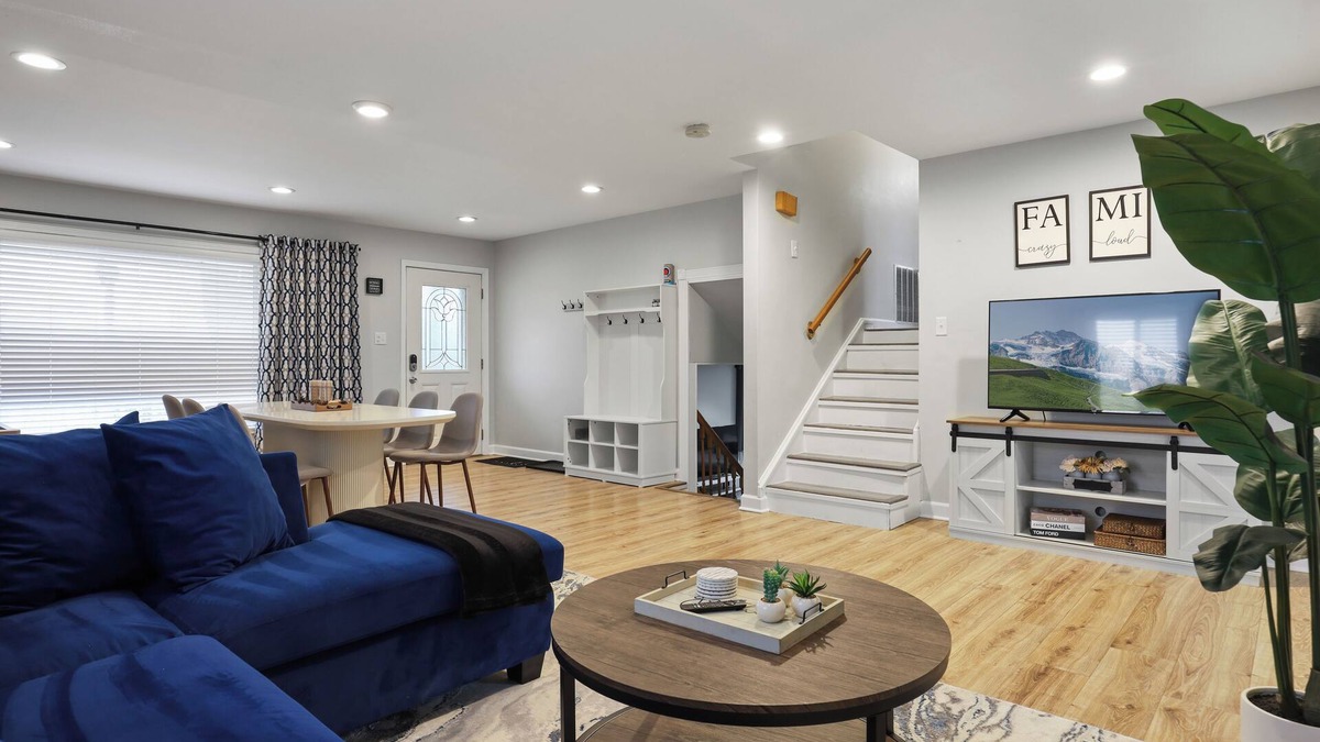 Bensenville House | The Skyway - 5+beds