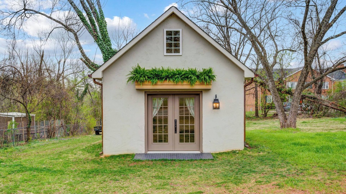 Amherst Cottage | The Sleepy Fox Cottage: A Cozy Getaway with a Touch of History