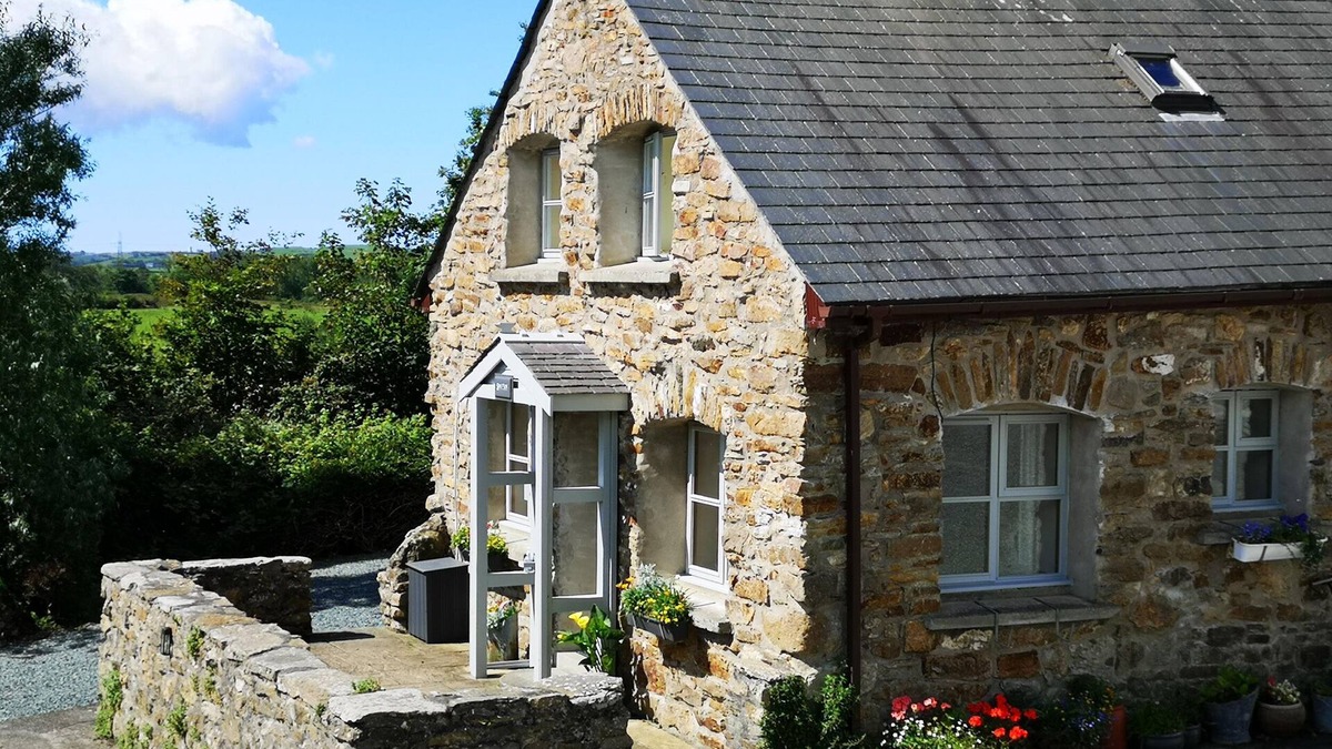 Rhosybol Cottage | THE SMITHY, family friendly, character holiday cottage in Dulas