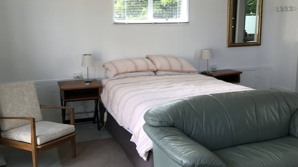 Paeroa Apartment | "The Smithy" light, sunny and spacious studio space with a private courtyard.