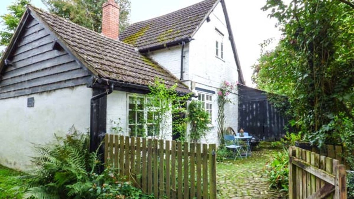Aymestrey Cottage | THE SMITHY, pet friendly, character holiday cottage in Yarpole