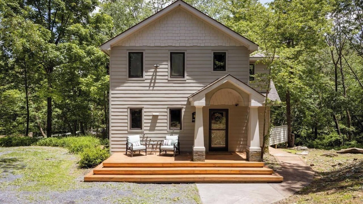 Nellysford House | The Snow House Pet Friendly Creek PacMan