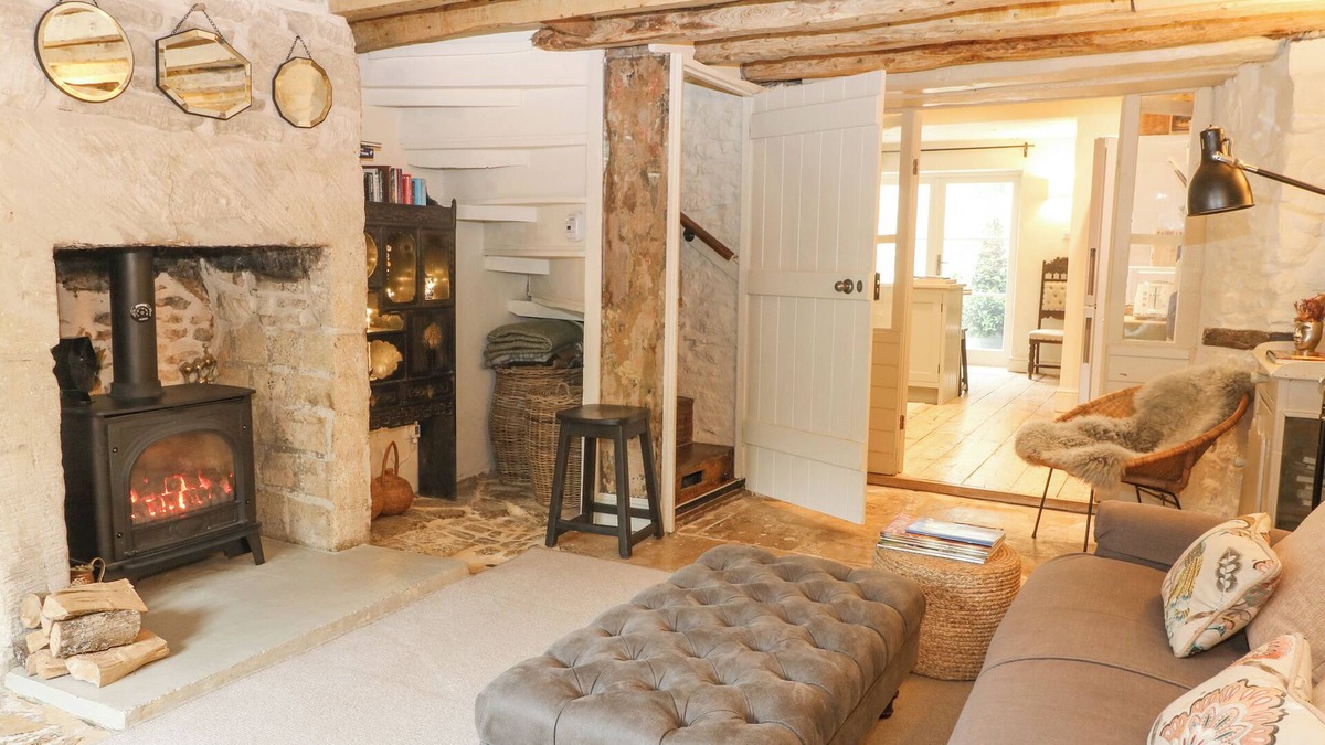 Minchinhampton Cottage | THE SNUG NO 35 WEST END, pet friendly in Minchinhampton