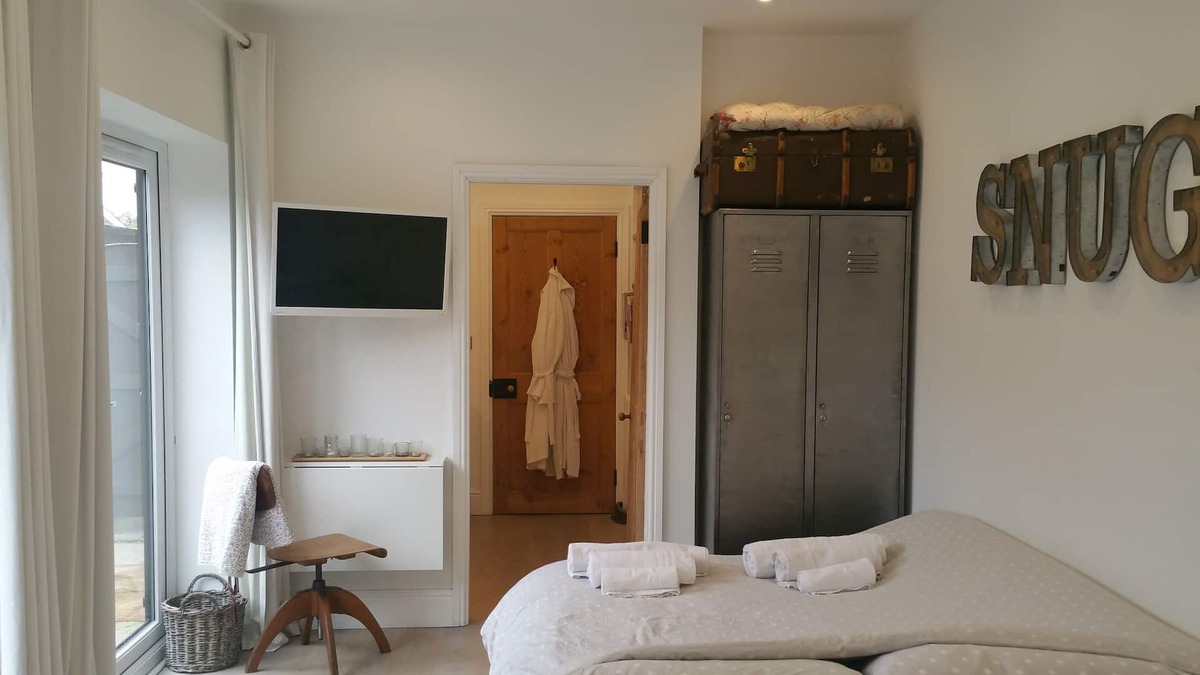 Riccall Apartment | 'The Snug' nr York: stunning self-contained studio @ Old Station Master's House.