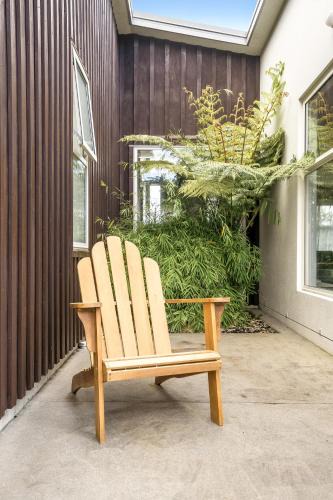 Tauranga House | The Solitude - Comfort at its Best by Carmichael Reserve in Tauranga