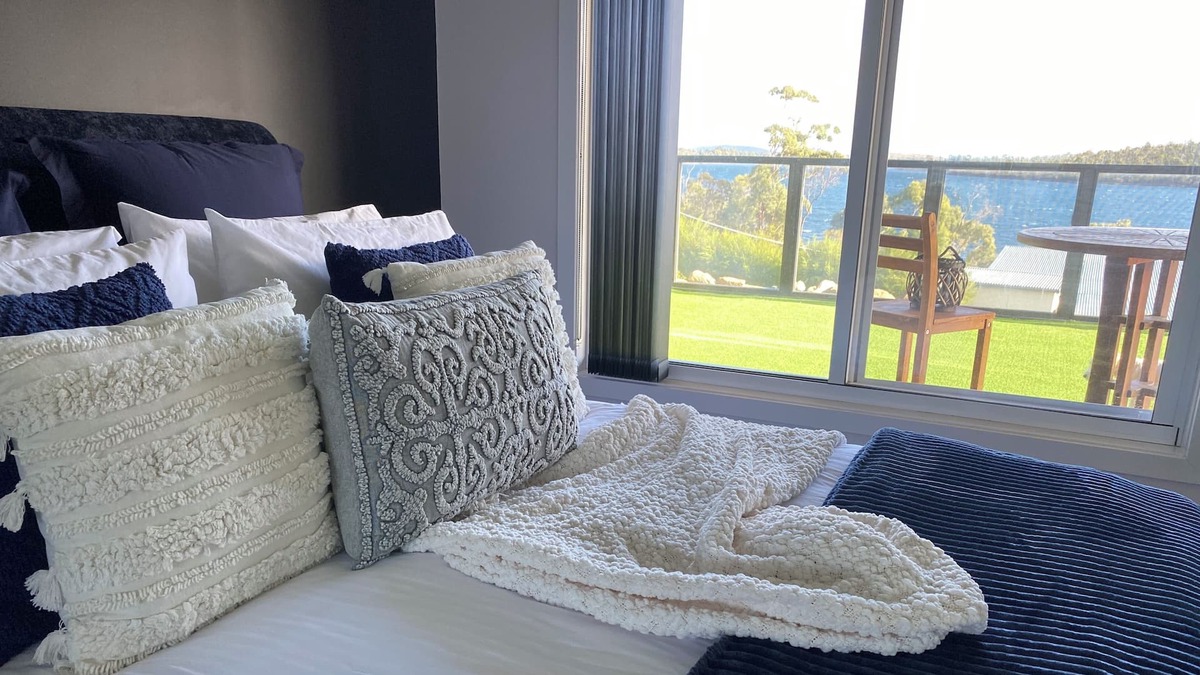 Murdunna Bed & Breakfast | The Sounds. Overlooking King George Sound and King George Island, Murdunna, Tas