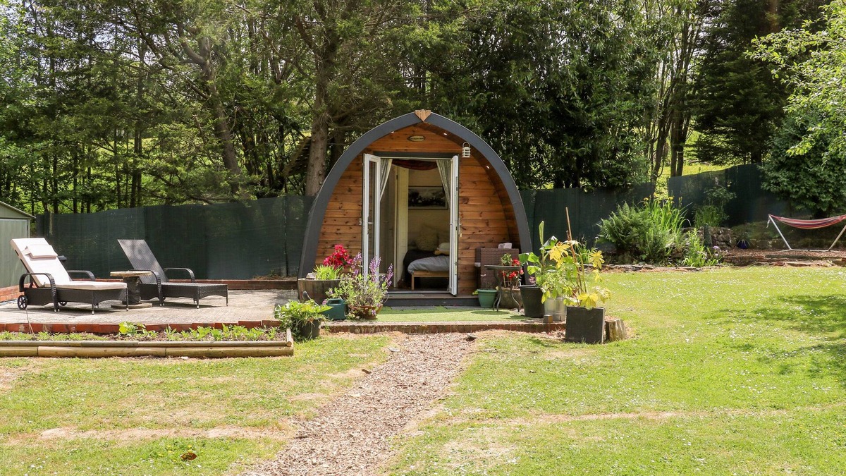 East Grinstead Cottage | THE SOUTH LODGE RETREAT, pet friendly in East Grinstead