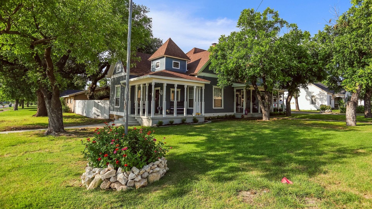Goldthwaite House | The Southern Breeze Bungalow- a great spot in serene Goldthwaite with AC, WiFi