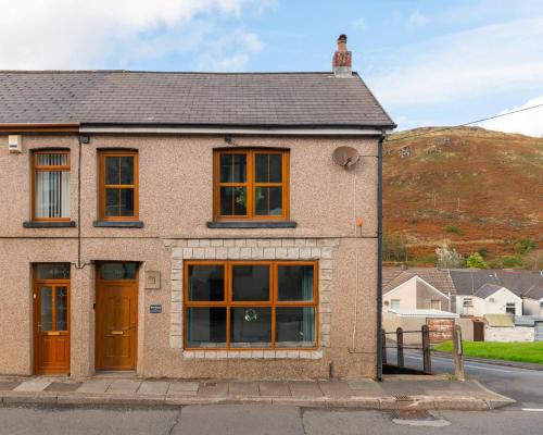 Port Talbot House | The SPACE Large House In Afan Forest Bike Park By StayStaycations