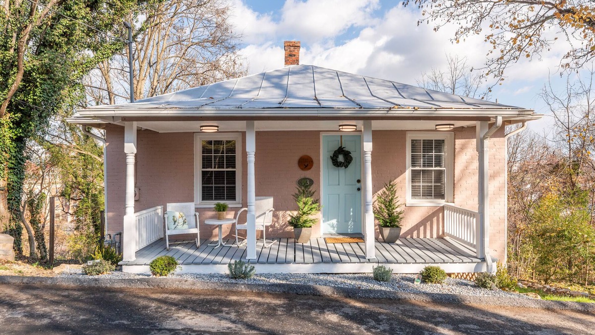 Staunton Cottage | "The Sparrow" at Historic Downtown Staunton