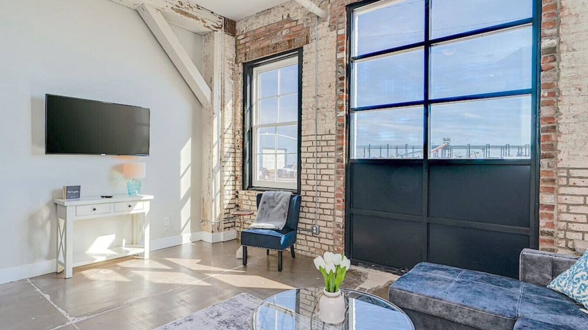 Newport News Apartment | ❤️The Speakeasy❤️Downtown Newport News!