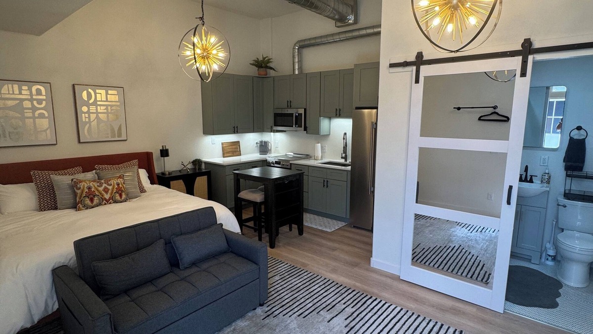 Lakeview Apartment | The Speakeasy Studio
