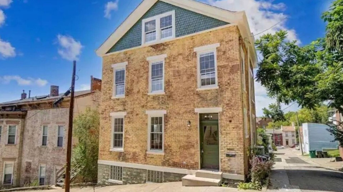 Pendleton House | The Speakeasy-Walk to OTR, Basement Bar, Cozy Stay