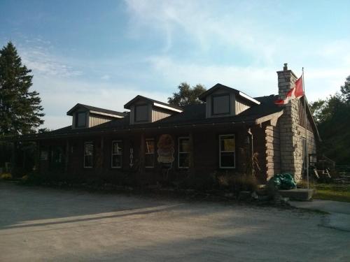 Wiarton Hotel | The Spirit Rock Outpost & Lodge