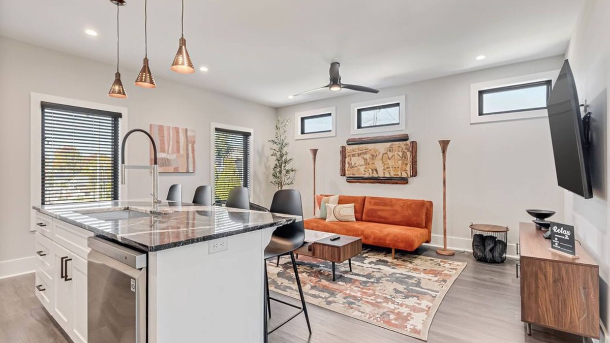 Atlanta Apartment | The Spot on Boone; new modern garage apt 2 blocks from GWCC & Mercedes Benz