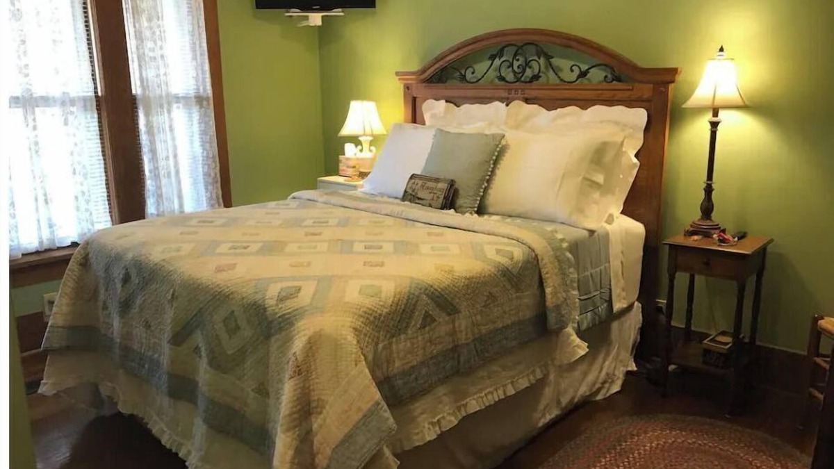 Hardy House | The Spring River Stonehouse Inn, Ben's Room