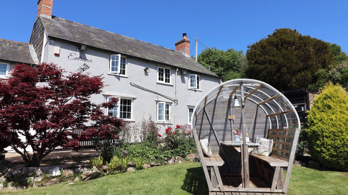 Askerswell Cottage | THE SPYWAY INN, romantic, with a garden in Bridport