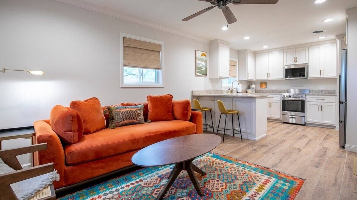 Oxford House | The Square Unit 1, Cozy 1 BR by VelvetDitchVillas