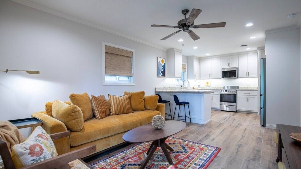 Oxford Apartment | The Square Unit 3, Cozy 1 BR by VelvetDitchVillas