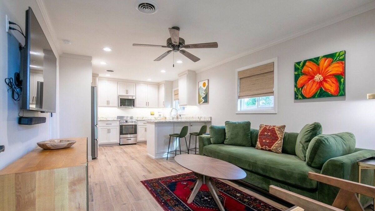 Oxford House | The Square Unit 4, Cozy 1 BR by VelvetDitchVillas