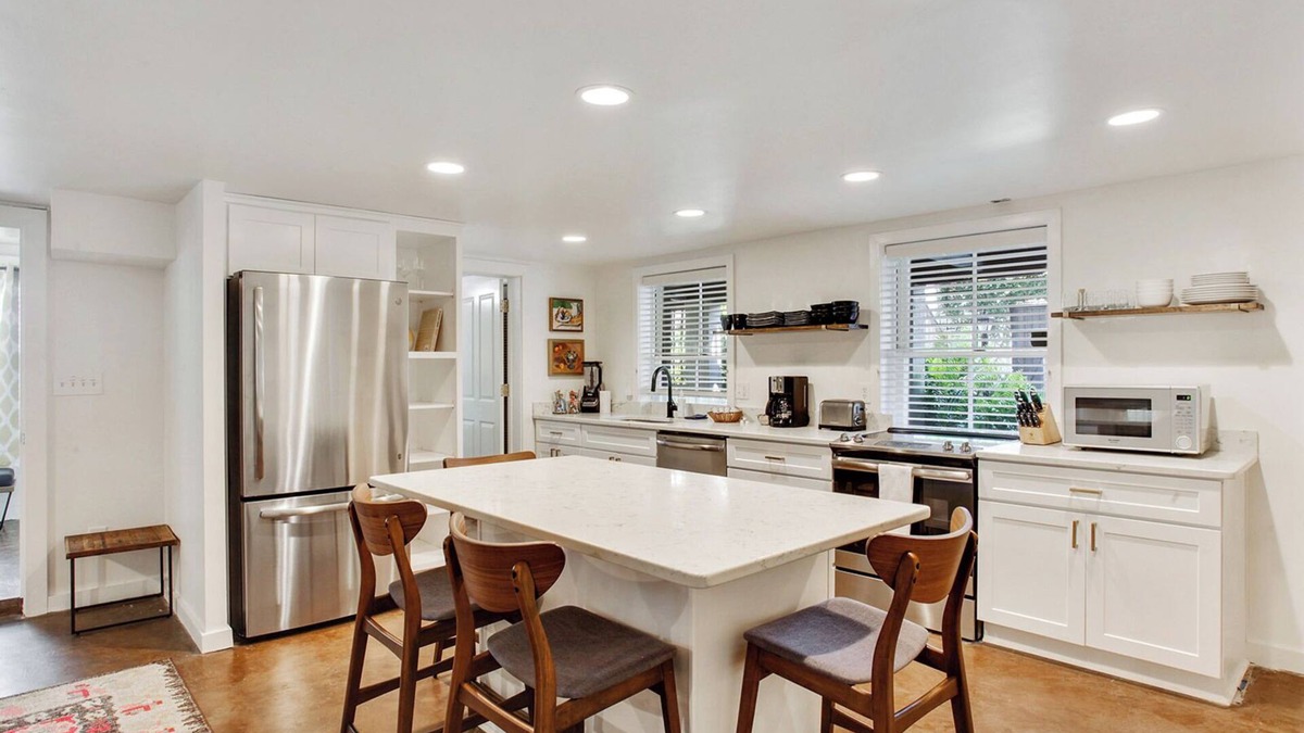 Metropolitan Apartment | The Squares of Savannah: Chic Modern Apartment on Forsyth by Lucky Savannah